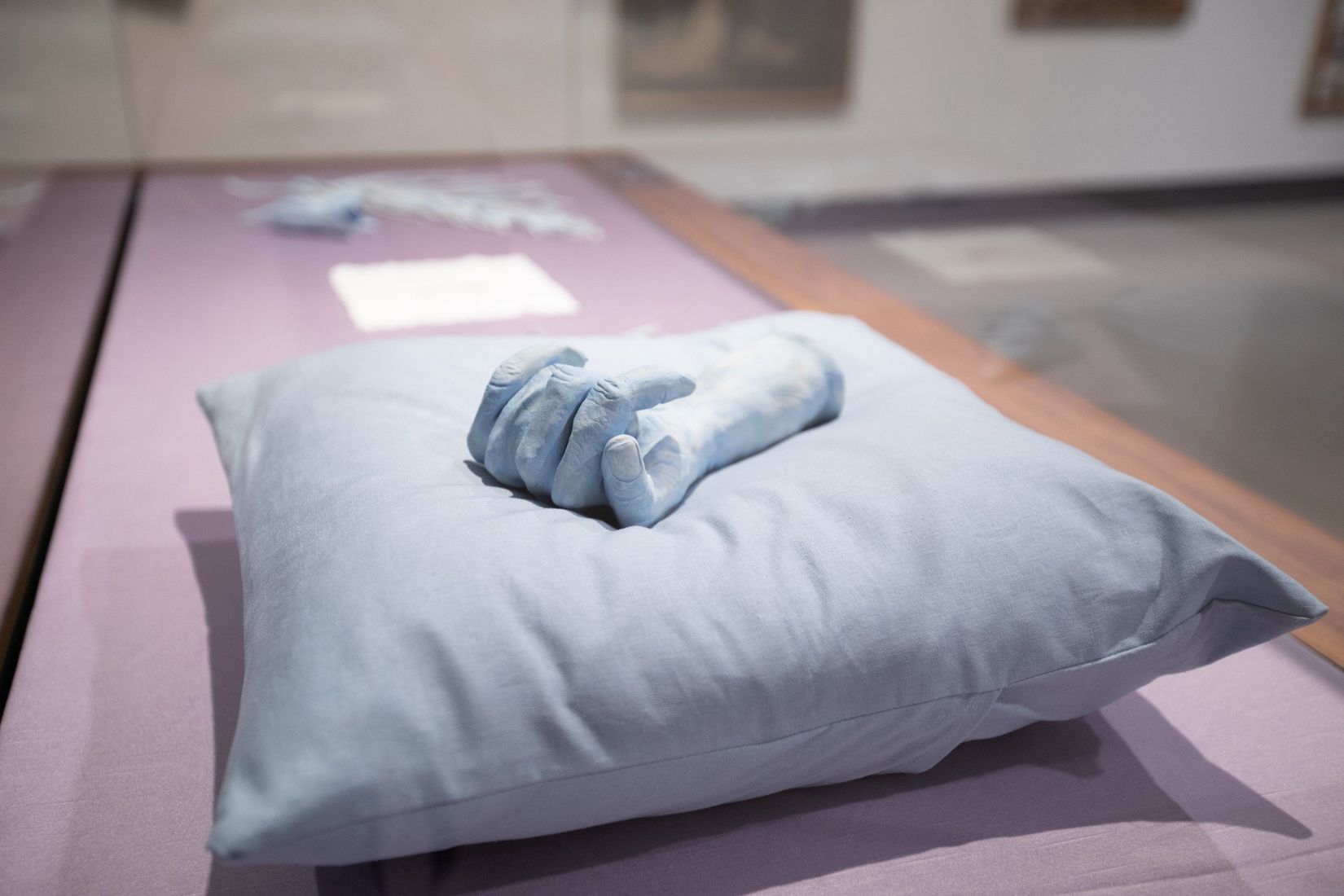 Vicky Sabourin. <i>Le Lys de ta peau (main de Simone)</i>, 2020-2022. Photo : Ysabelle Latendresse