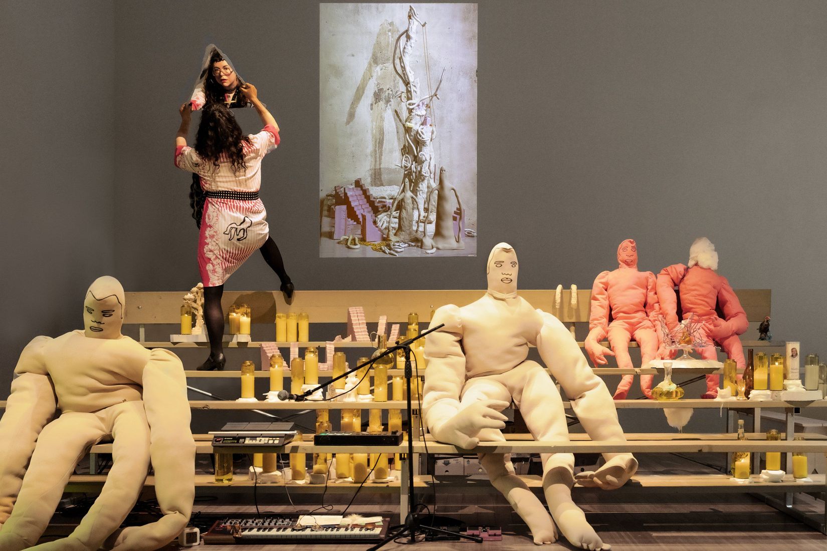 © Geneviève Matthieu, <i>Danseprophétiqueàl'îlebizarre</i>, performance du 11 mai 2025, Musée d’art de Rouyn-Noranda. Photo : Maryse Boyce