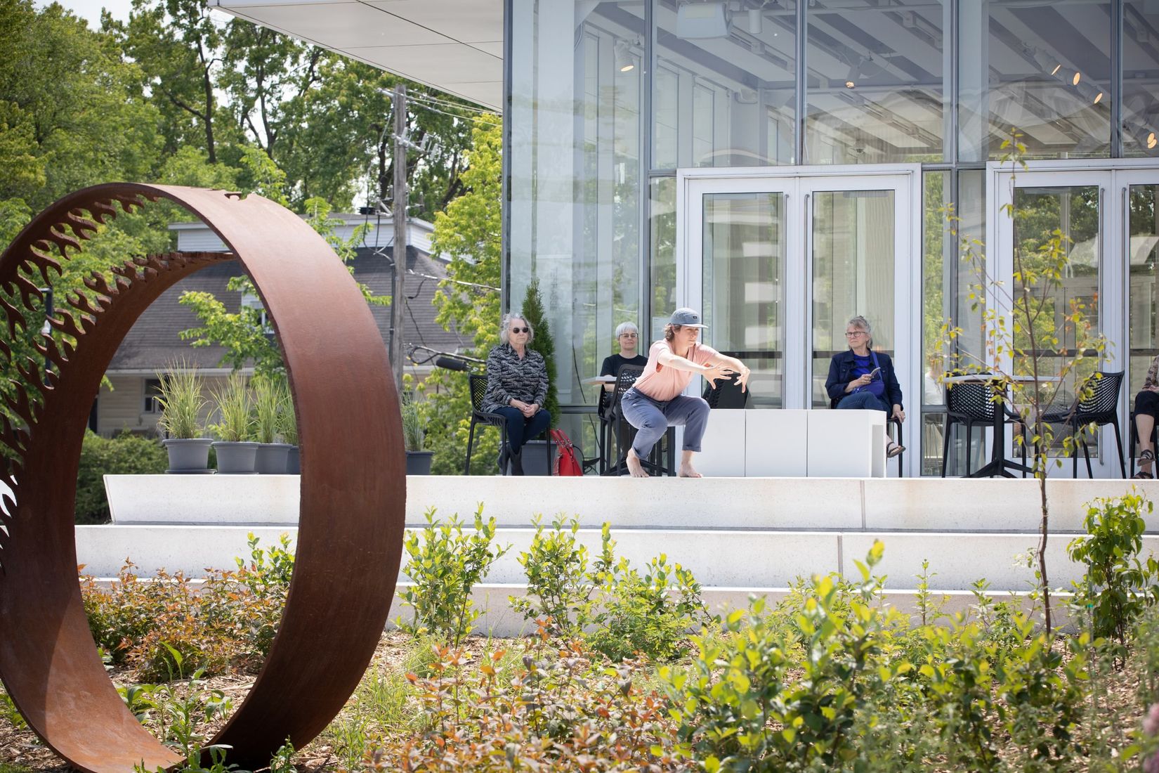 Hanna Sybille Müller, <i>Le jardin chorégraphique</i>, Musée d’art de Joliette, 2023. Performeuse : Kelly Keenan. Photo : Ysabelle Latendresse