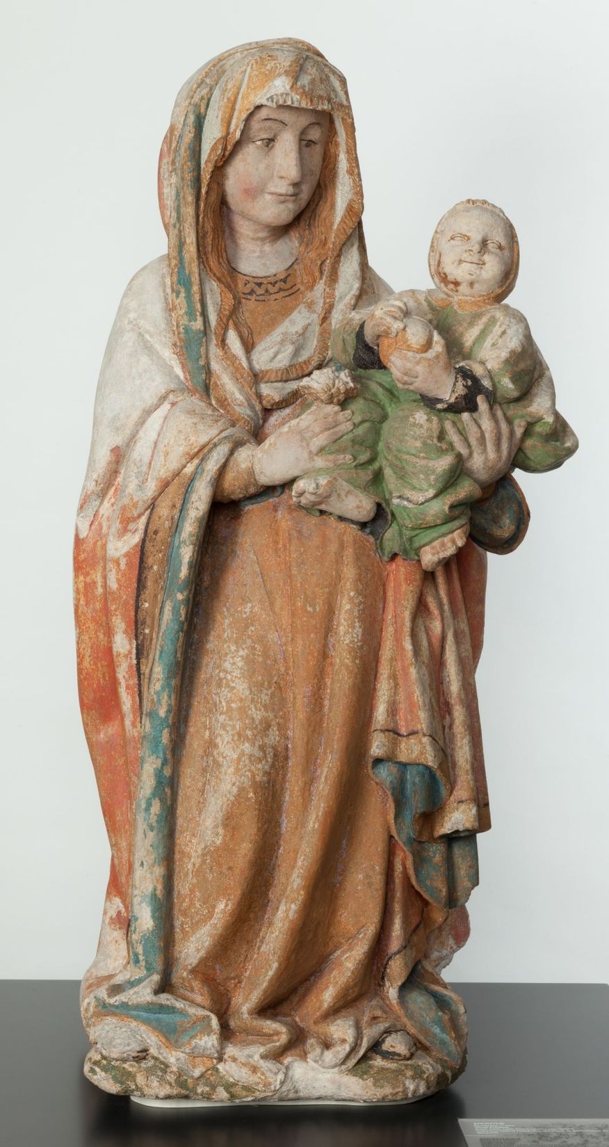 Inconnu, <i>Vierge à l'Enfant</i>, entre 1400-1450. Collection Wilfrid Tisdell. Don des Clercs de Saint-Viateur du Canada. Restauration effectuée par le Centre de conservation du Québec. Photo : François Bastien