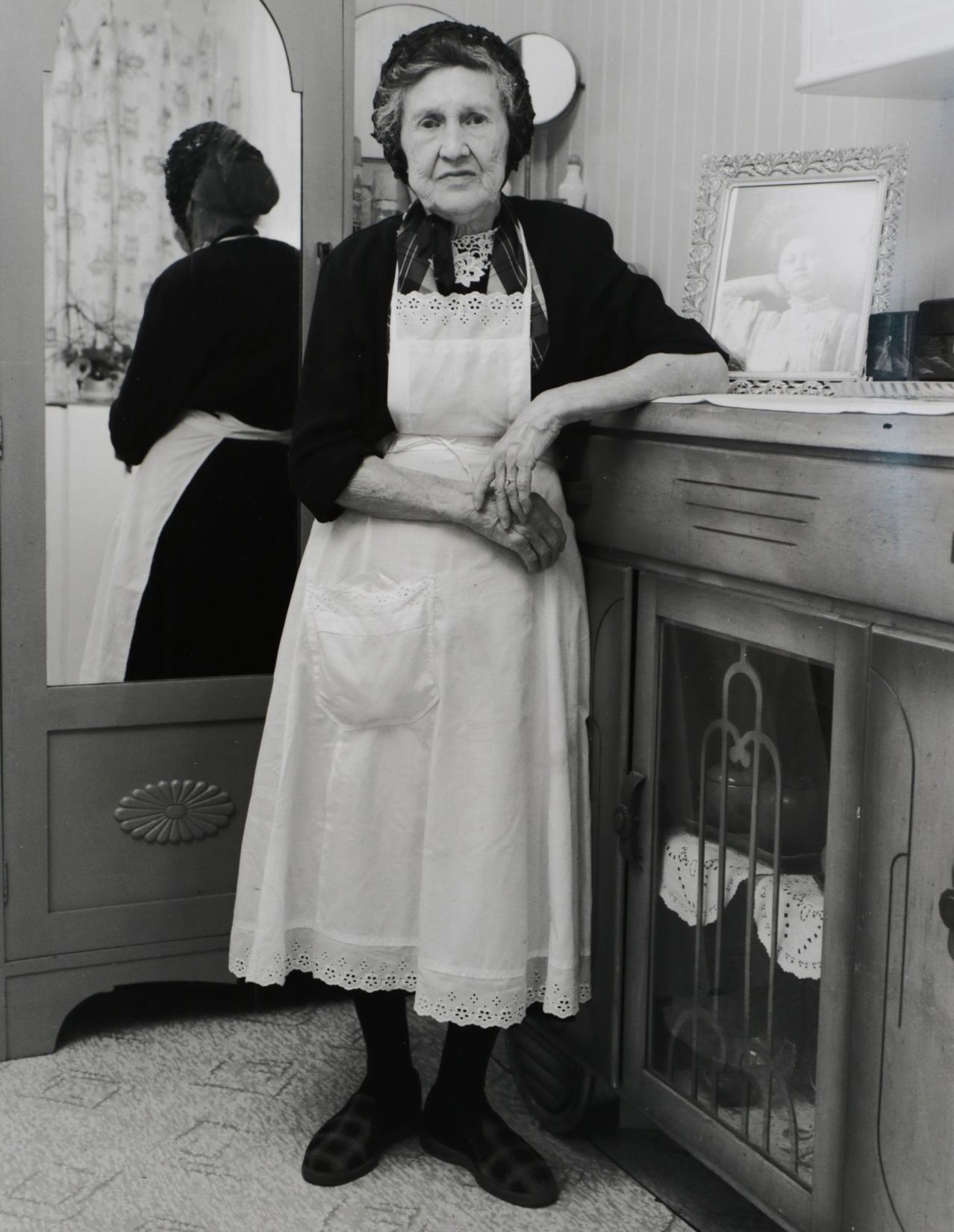 © Gabor Szilasi, <i>Mme Alexis (Marie) Tremblay dans sa chambre à coucher, Îles-aux-Coudres, Charlevoix, septembre-octobre 1970</i>, 1970.