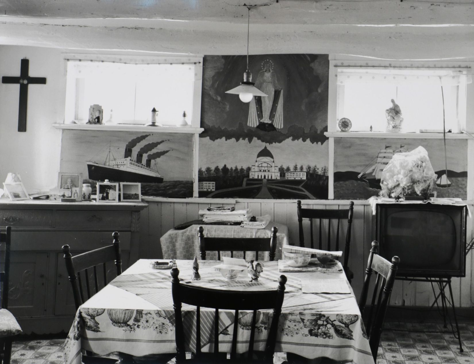 © Gabor Szilasi, <i>Table de cuisine du moulin à eau de Mme Bouchard, Saint-Louis-de-l’Isle-aux-Coudres, Charlevoix, 1970</i>, 1970.