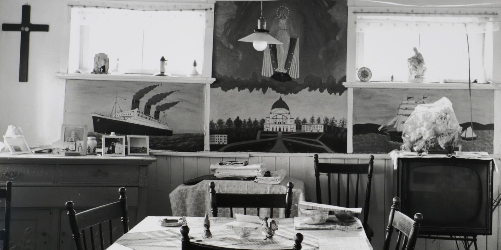 © Gabor Szilasi, <i>Table de cuisine du moulin à eau de Mme Bouchard, Saint-Louis-de-l’Isle-aux-Coudres, Charlevoix, 1970</i>, 1970.