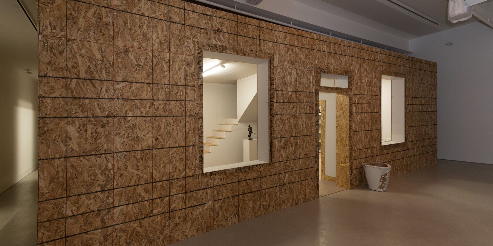 Vue de l’exposition <i>Regards en dialogue : Hébert, Laliberté, Suzor-Coté et Fleming. La collection A.K. Prakash de sculptures historiques, un don au Musée d’art de Joliette</i>. Photo : Paul Litherland