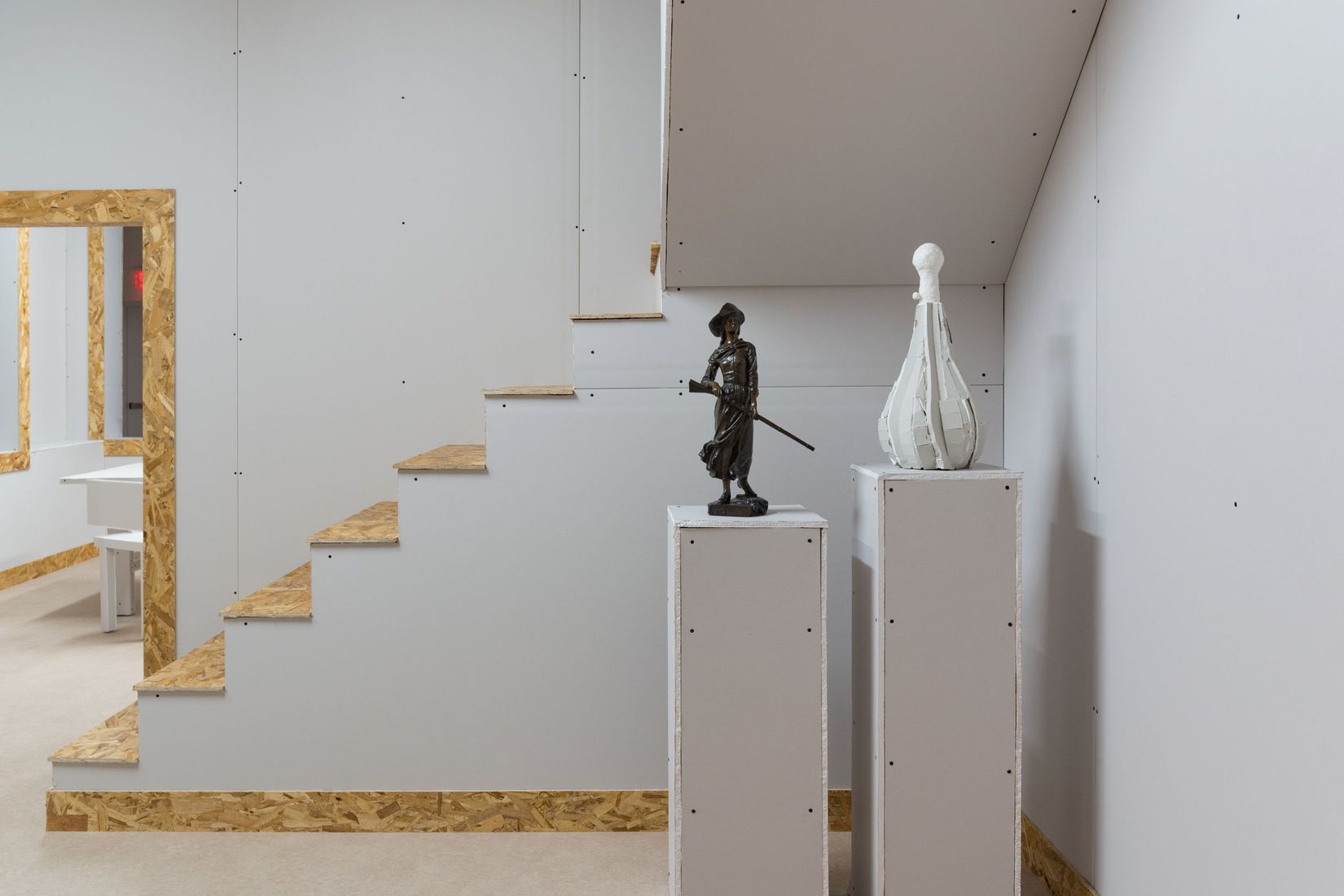 Vue de l’exposition <i>Regards en dialogue : Hébert, Laliberté, Suzor-Coté et Fleming. La collection A.K. Prakash de sculptures historiques, un don au Musée d’art de Joliette</i>. Photo : Paul Litherland