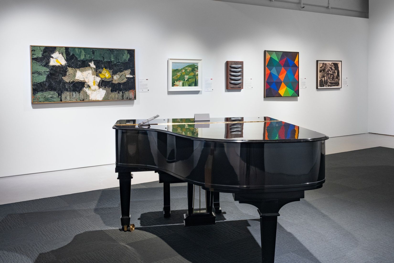 Vue de l'exposition <i>Actions collectives : Regards féministes sur la collection</i>, 2025. Photo : Paul Litherland