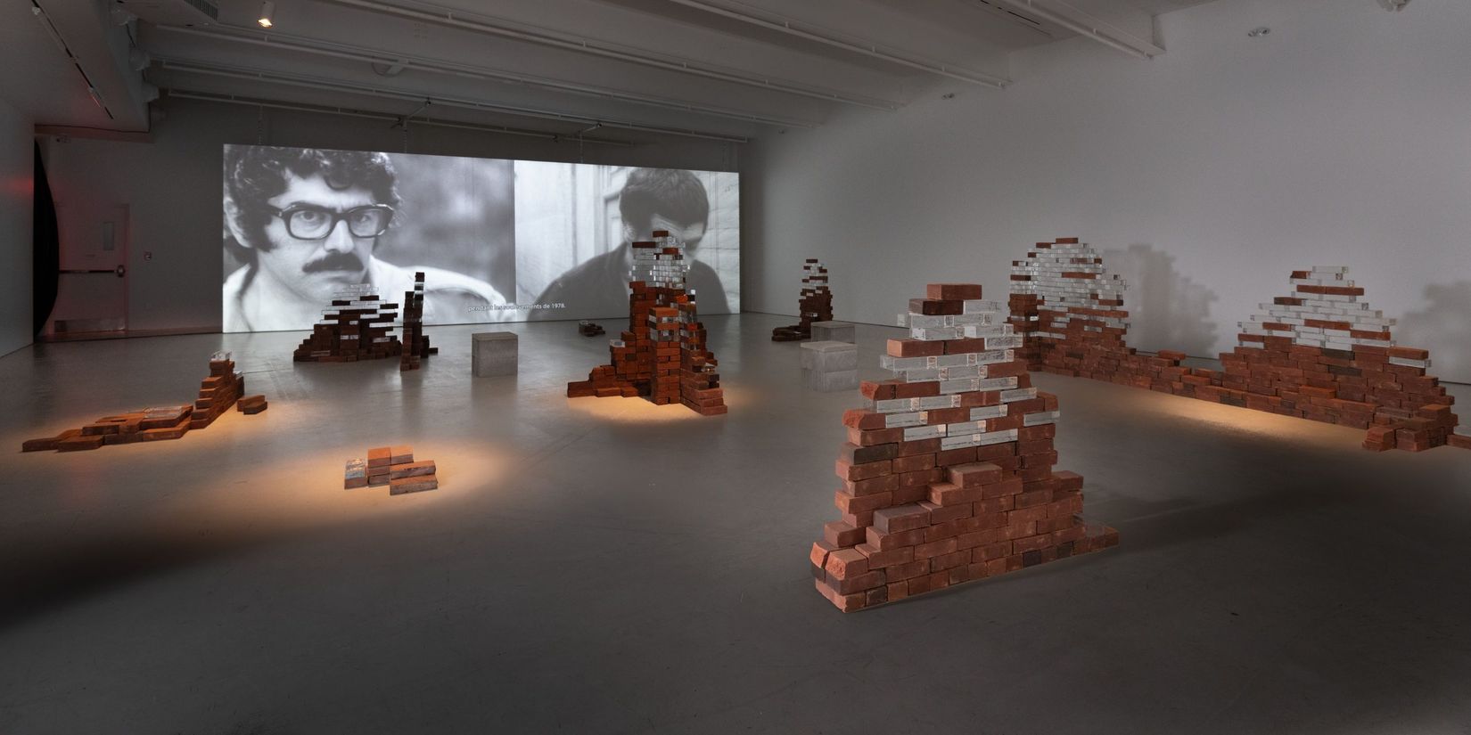 Vue de l'exposition Anahita Norouzi. <i>Rift</i> au Musée d'art de Joliette, 2026. Photo : Paul Litherland /// View of the exhibition Anahita Norouzi. <i>Rift</i> at the Musée d'art de Joliette, 2026. Photo: Paul Litherland