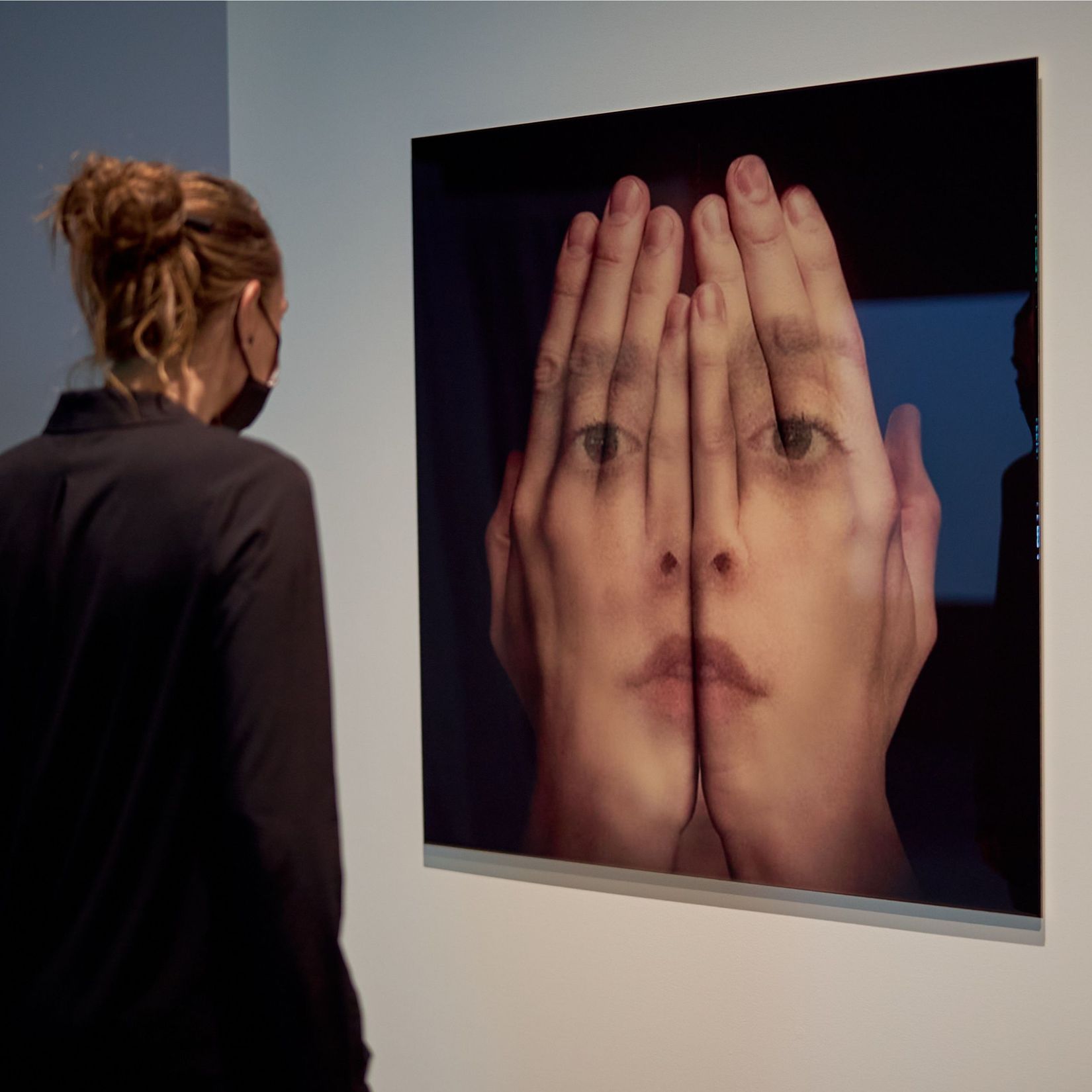 Vue de l’exposition <i>Souriez! Les émotions au travail</i> au Musée d’art de Joliette, 2021. Photo : Romain Guilbault