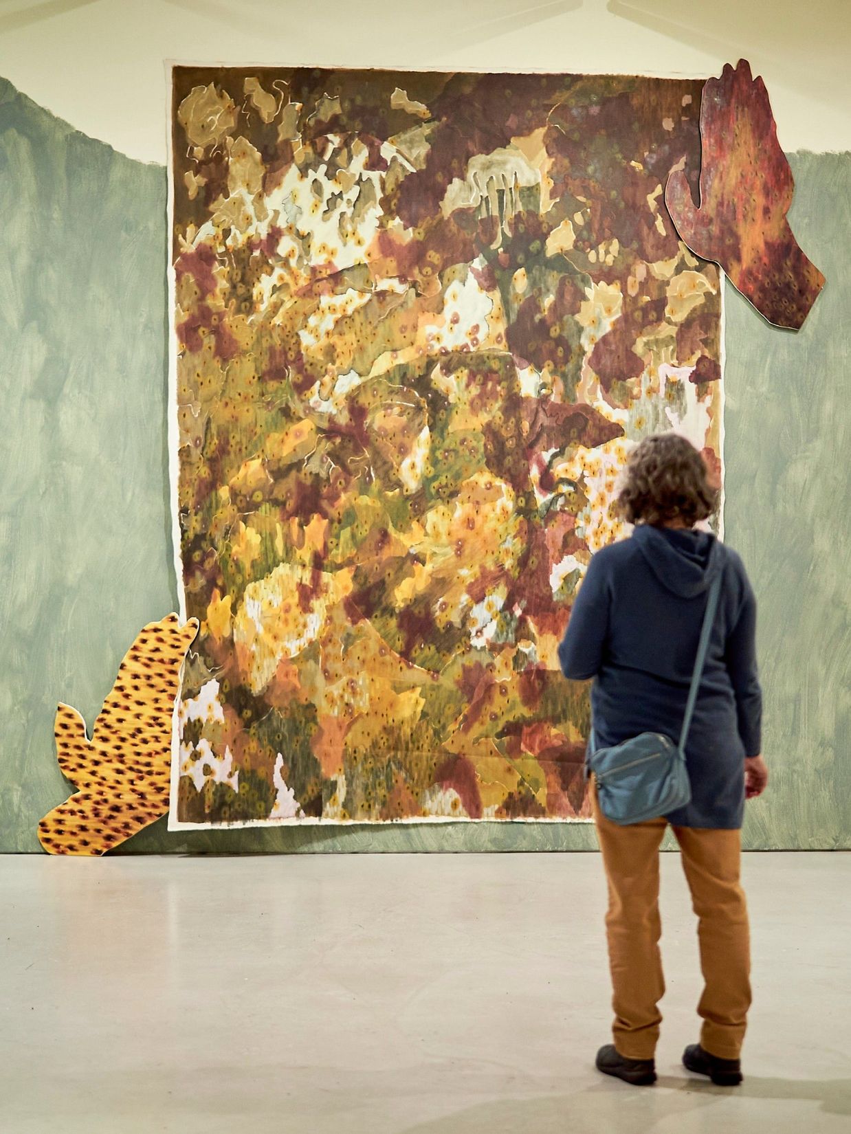 Vue de l’exposition de Derek Liddington, <i>Les arbres sanglotent, la montagne tranquille, les corps rouillent</i>, 2022, au Musée d’art de Joliette. Photos : Romain Guilbault