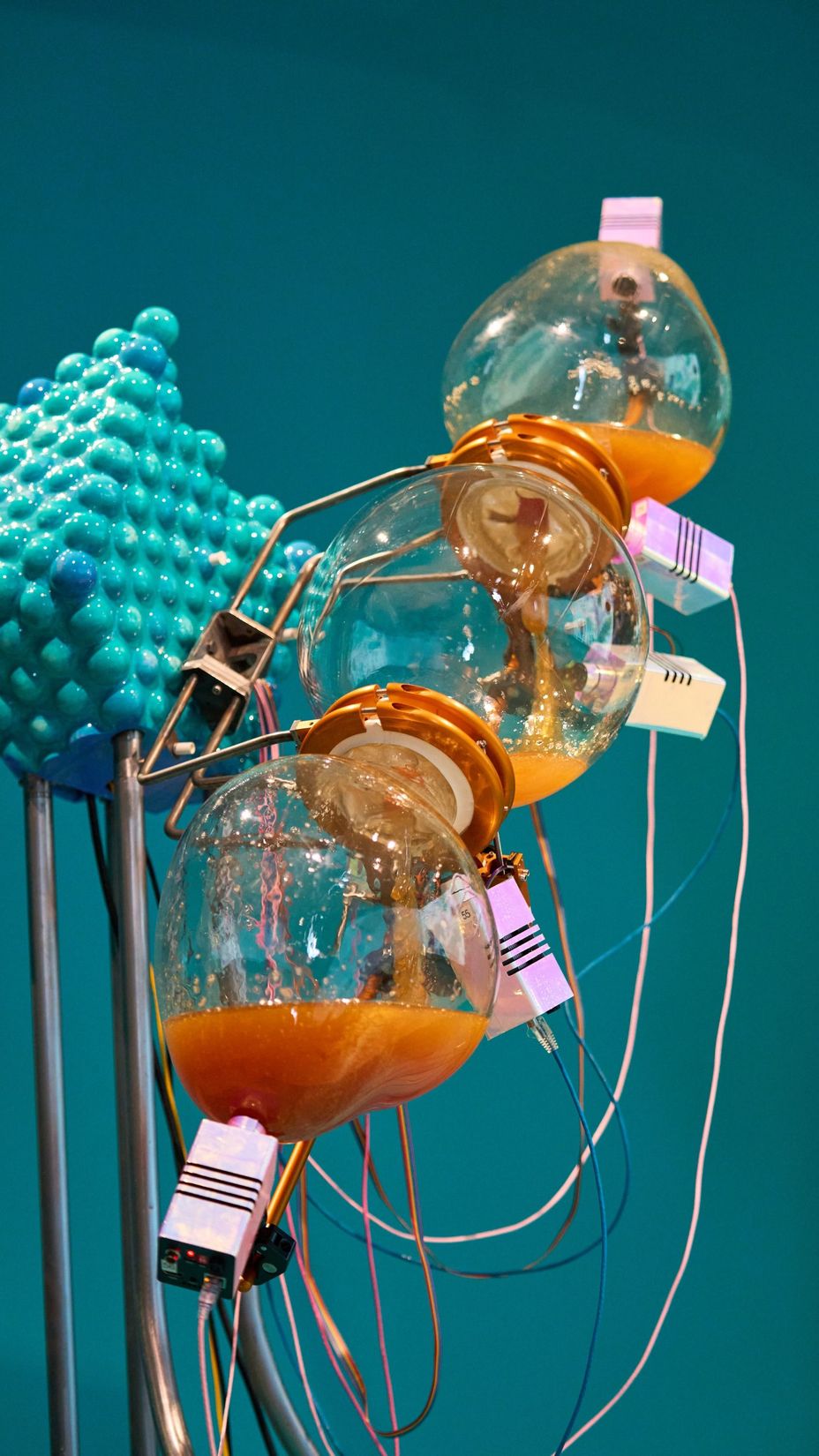 Sarah Wendt + Pascal Dufaux, <i>Horloge de miel</i>, 2024. Photo : Romain Guilbault