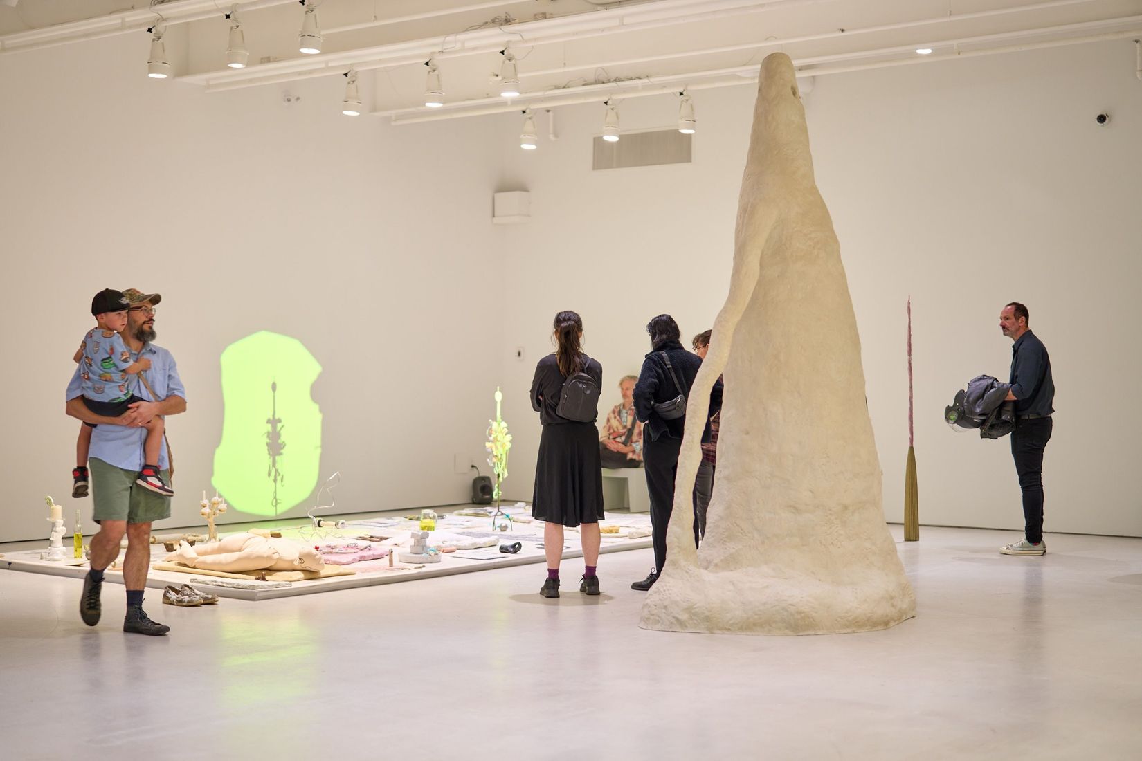 Vue de l'exposition <i>Danseprophétiqueàl’îlebizarre</i>, Musée d'art de Joliette, 2025. Photo : Romain Guilbault