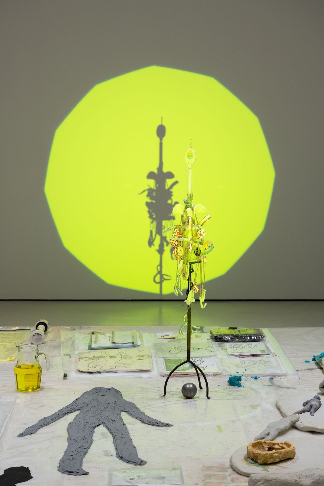 Vue de l'exposition <i>Danseprophétiqueàl’îlebizarre</i>, Musée d'art de Joliette, 2025. Photo : Paul Litherland