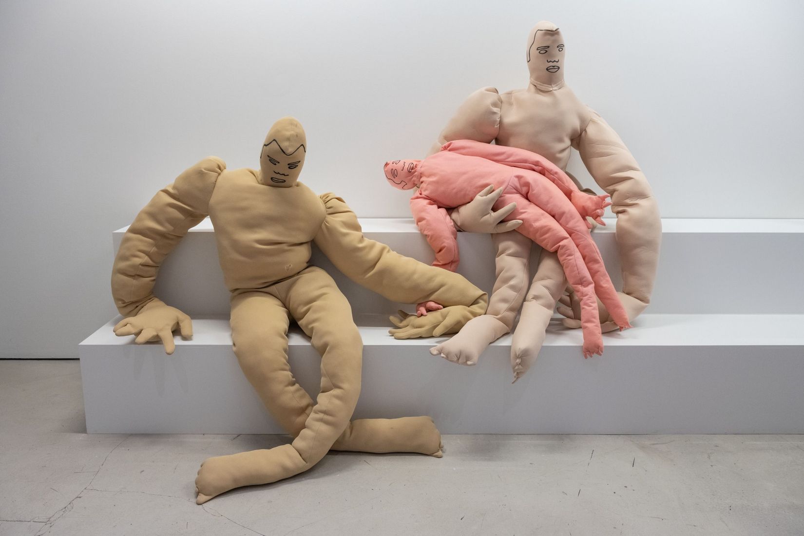 Vue de l'exposition <i>Danseprophétiqueàl’îlebizarre</i>, Musée d'art de Joliette, 2025. Photo : Paul Litherland