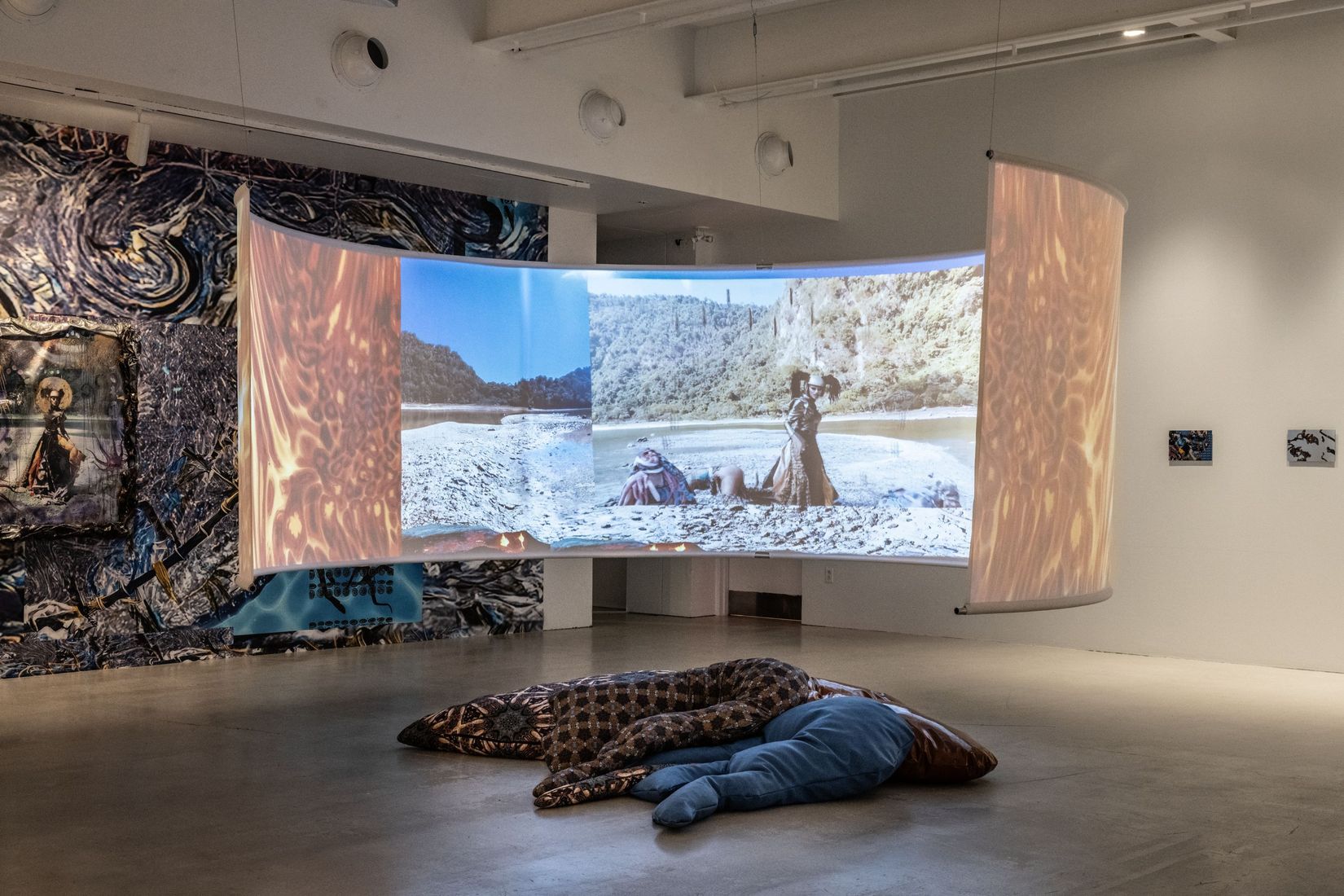 Anna Ehrenstein, Sunny Pfalzer, Lucy Tomasino et Alexa Evangelista, <i>Cripto Sirenas</i>. Photo : Paul Litherland /// Anna Ehrenstein, Sunny Pfalzer, Lucy Tomasino and Alexa Evangelista, <i>Cripto Sirenas</i>. Photo: Paul Litherland