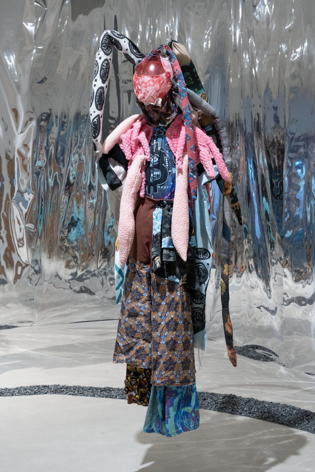 Anna Ehrenstein, Sunny Pfalzer, Lucy Tomasino et Alexa Evangelista, <i>Cripto Sirenas</i>. Photo : Paul Litherland /// Anna Ehrenstein, Sunny Pfalzer, Lucy Tomasino and Alexa Evangelista, <i>Cripto Sirenas</i>. Photo: Paul Litherland