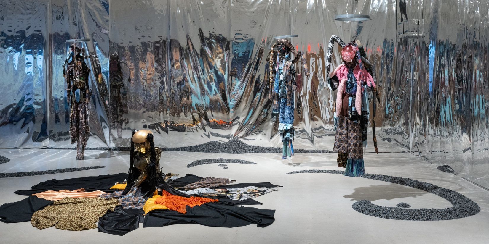 Anna Ehrenstein, Sunny Pfalzer, Lucy Tomasino et Alexa Evangelista, <i>Cripto Sirenas</i>. Photo : Paul Litherland /// Anna Ehrenstein, Sunny Pfalzer, Lucy Tomasino and Alexa Evangelista, <i>Cripto Sirenas</i>. Photo: Paul Litherland