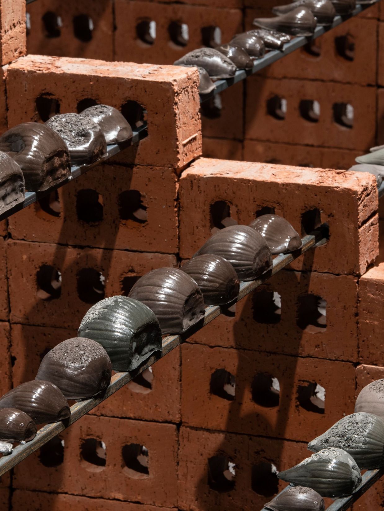 © Sameer Farooq, <i>Ascension (Onions)</i>, 2022. Vue de l’installation à la Dalhousie Art Gallery, 2023. Photo : Steve Farmer.
