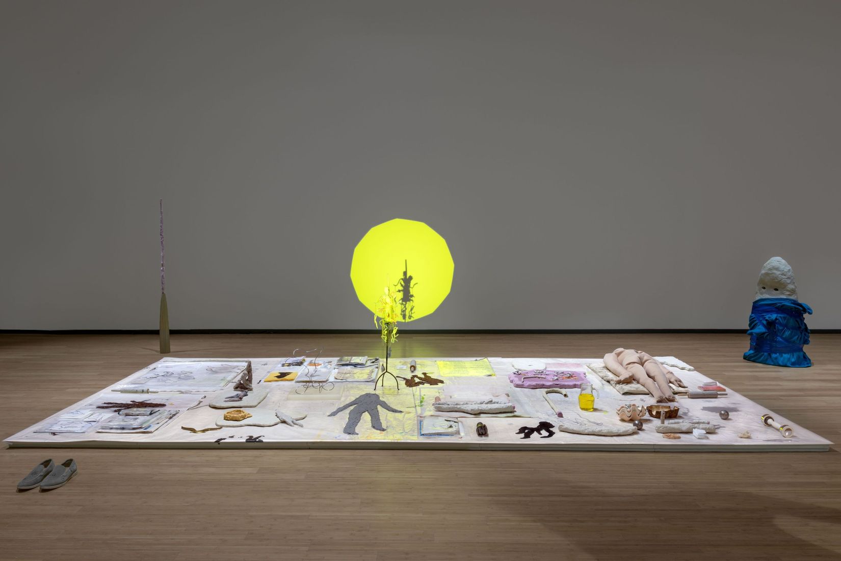 © Geneviève Matthieu, <i>Danseprophétiqueàl’îlebizarre</i>, 2025. Vue d’exposition, Musée d’art de Rouyn-Noranda. Crédit photo : Donald Trépanier.