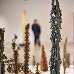 Le texte En dialogue présente la thématique commune des expositions présentées actuellement au Musée d’art de Joliette.